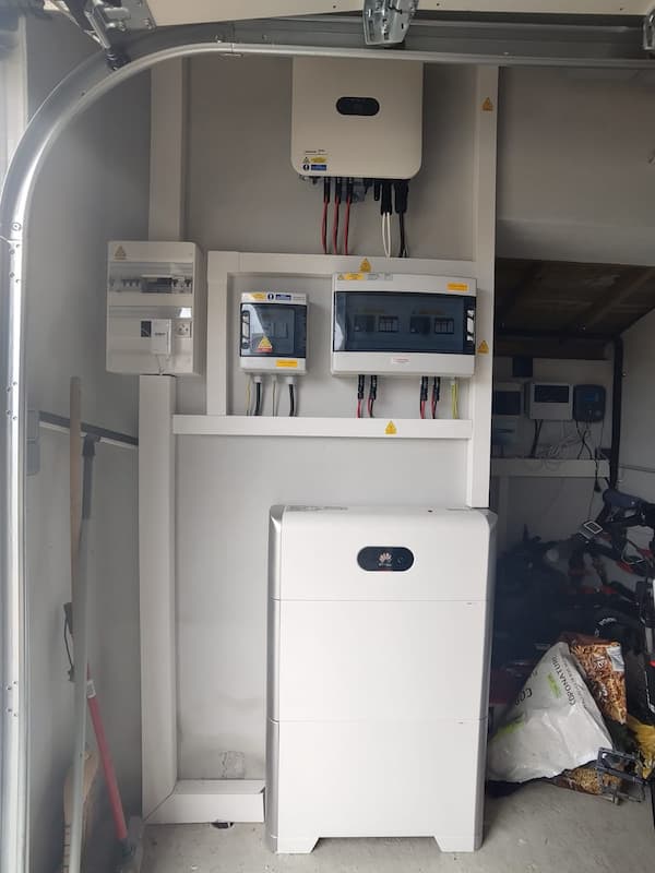 photo d'une batterie d'une installation photovoltaïque et de l'onduleur